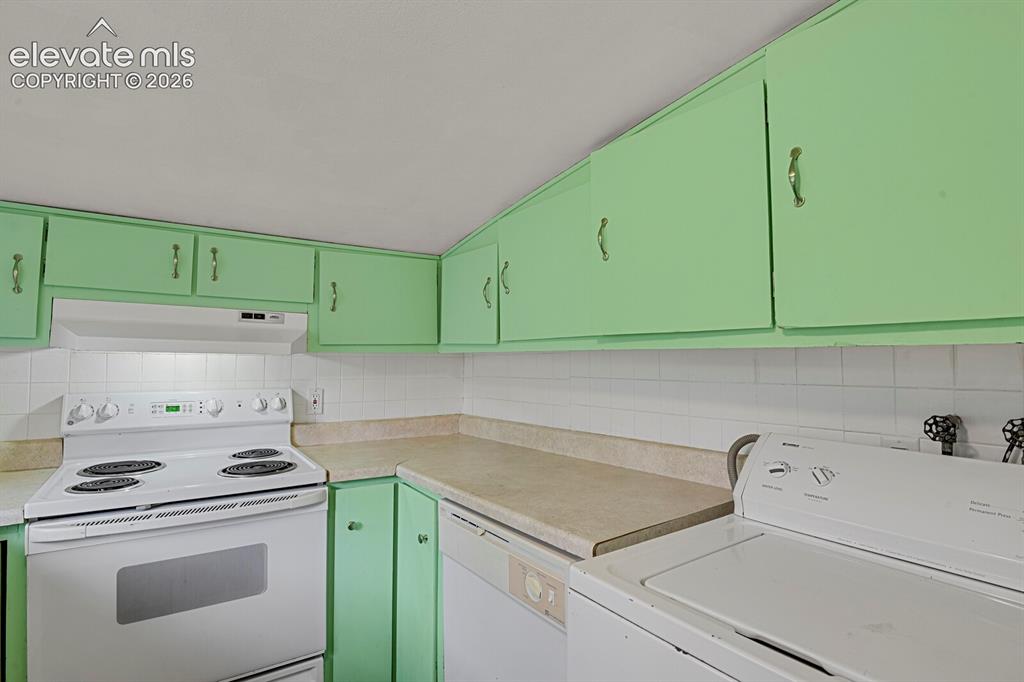 Image 11 of 29: Kitchen