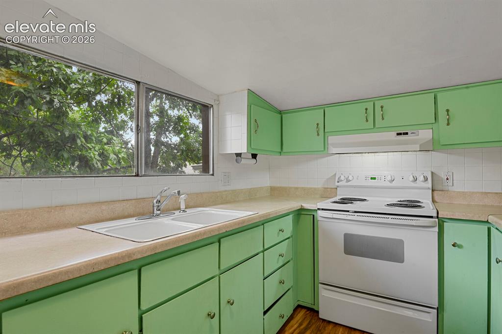 Image 12 of 29: Kitchen