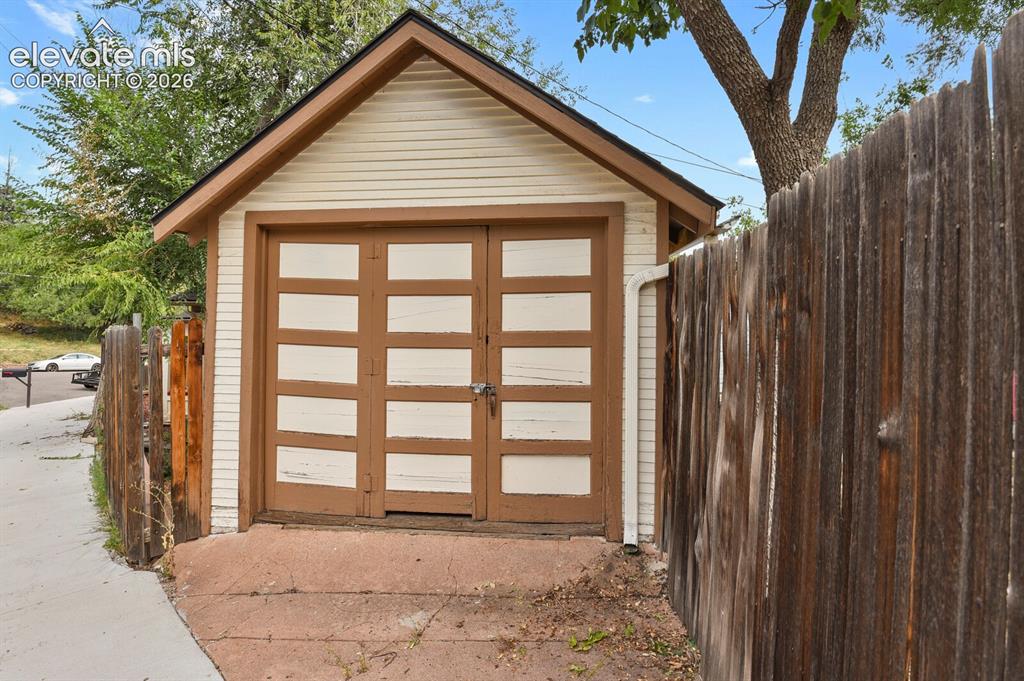 Image 25 of 29: Carriage House