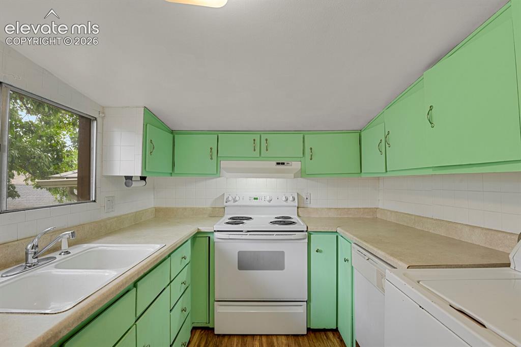Image 9 of 29: Kitchen