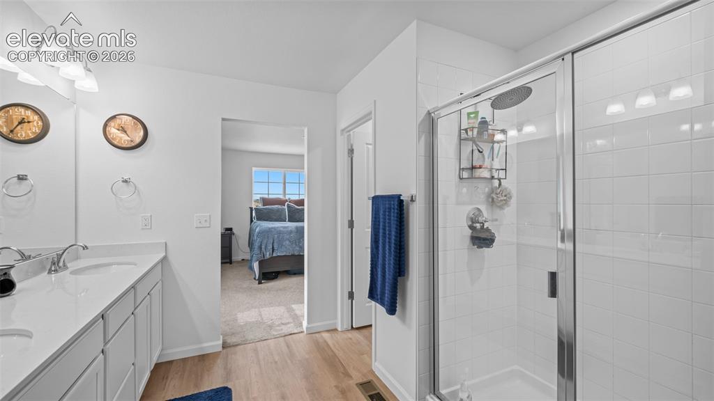 Image 15 of 33: Bathroom
