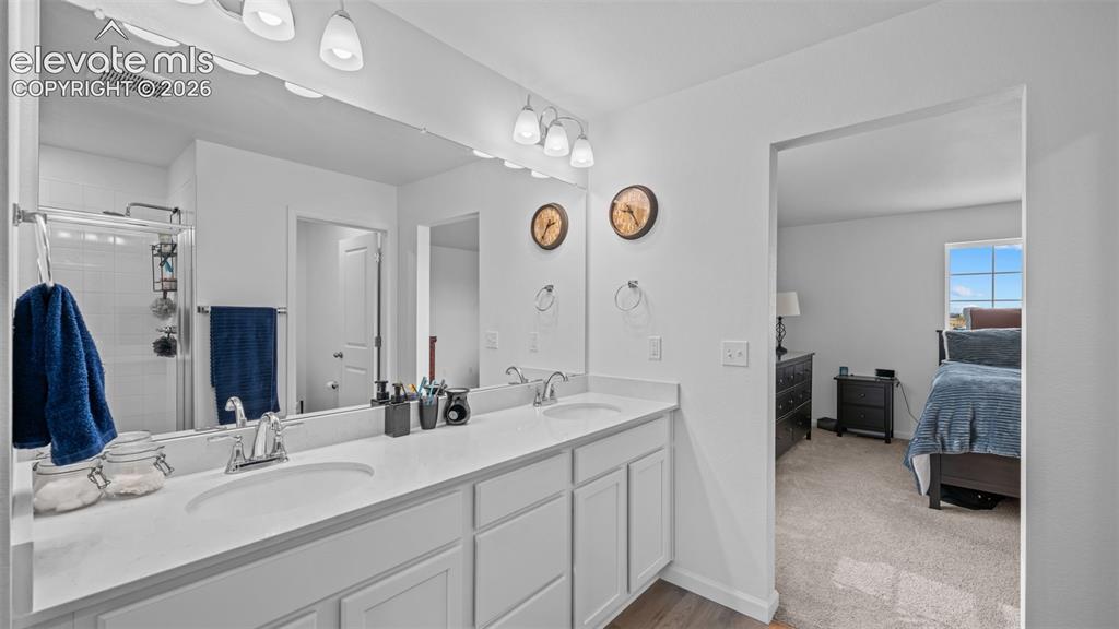 Image 16 of 33: Bathroom