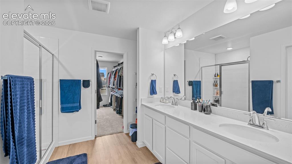 Image 17 of 33: Bathroom