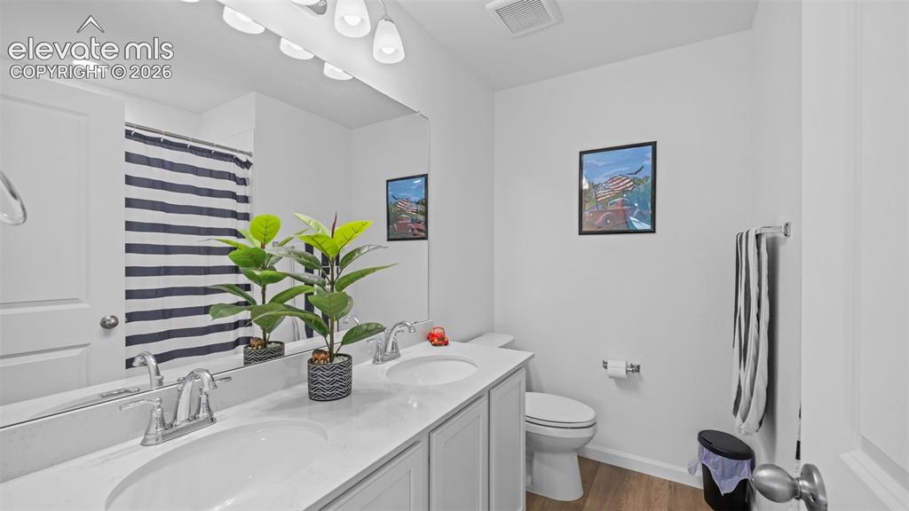 Image 20 of 33: Bathroom