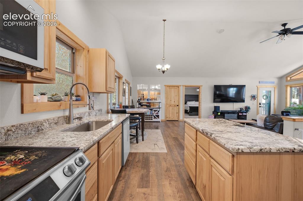 Image 10 of 41: Kitchen