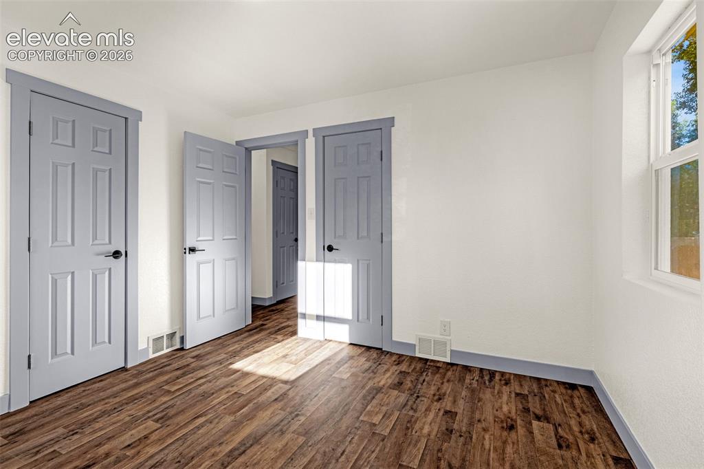 Image 6 of 21: Bedroom