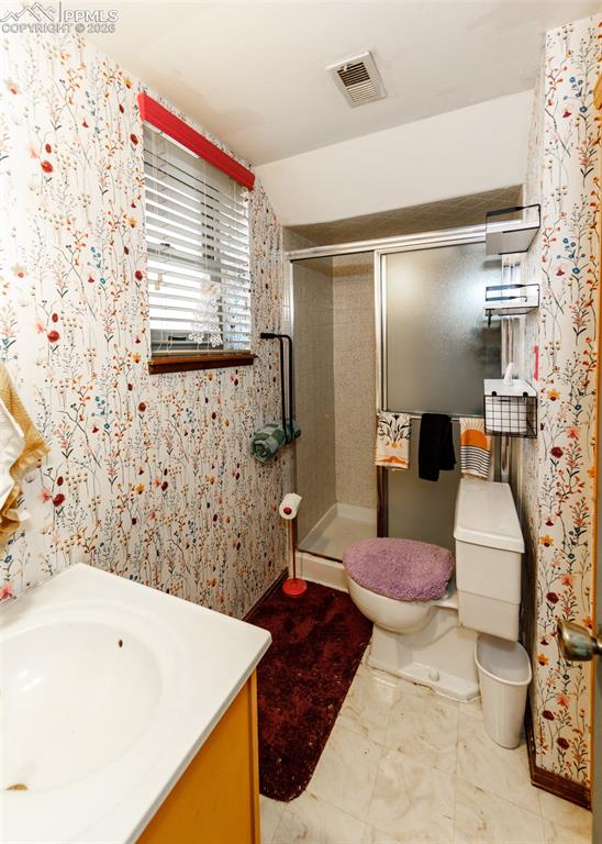 Image 34 of 48: Bathroom
