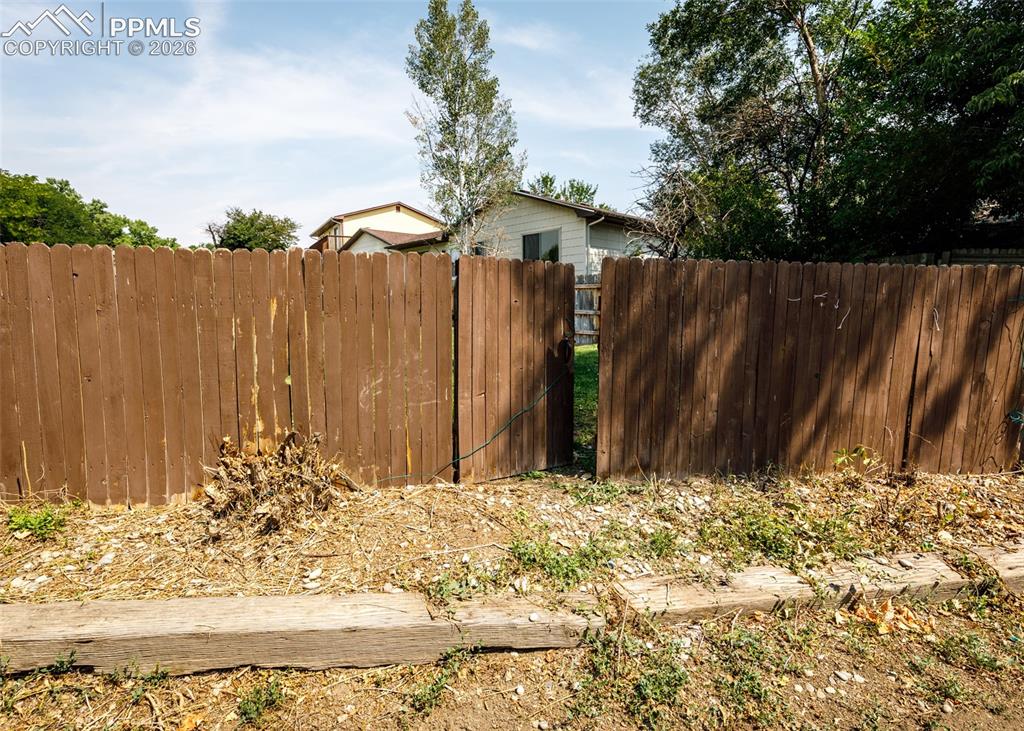 Image 47 of 48: Yard