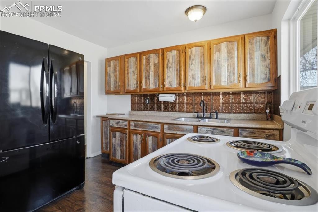 Image 11 of 24: Kitchen