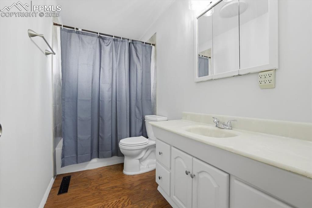 Image 14 of 24: Bathroom