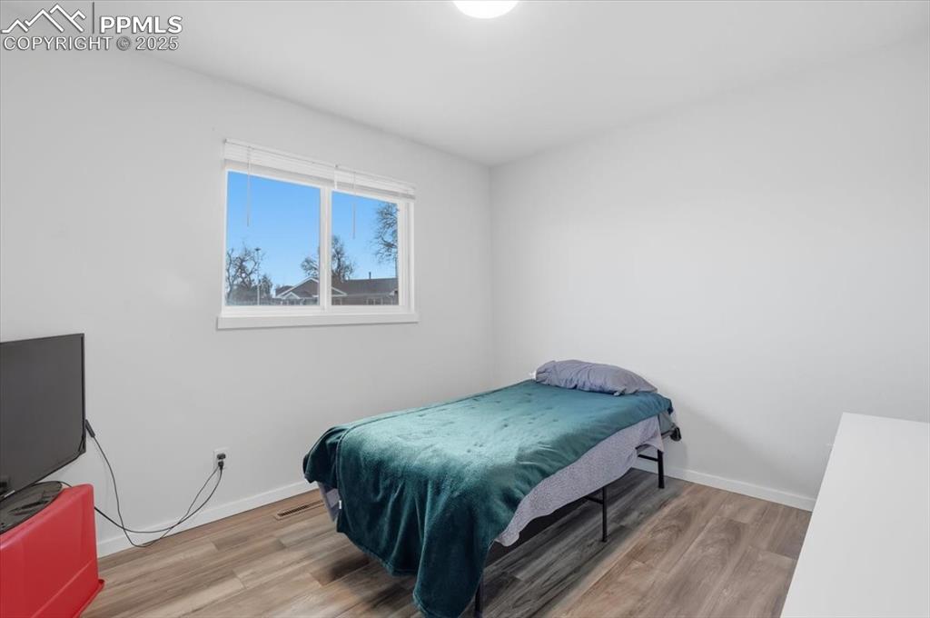 Image 15 of 24: Bedroom