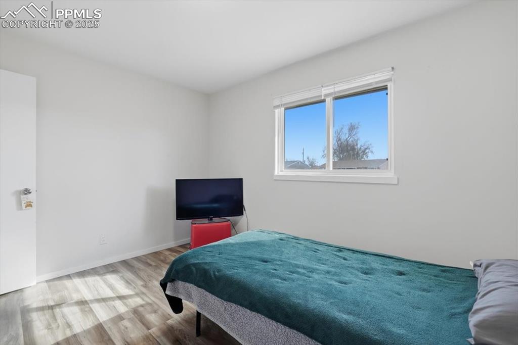 Image 16 of 24: Bedroom