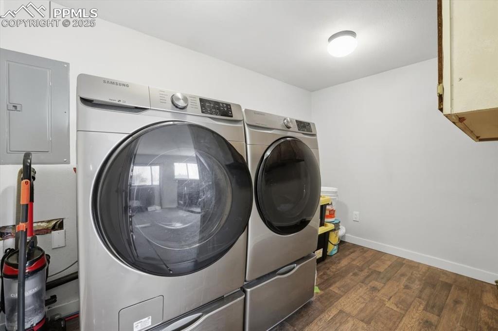 Image 18 of 24: Laundry