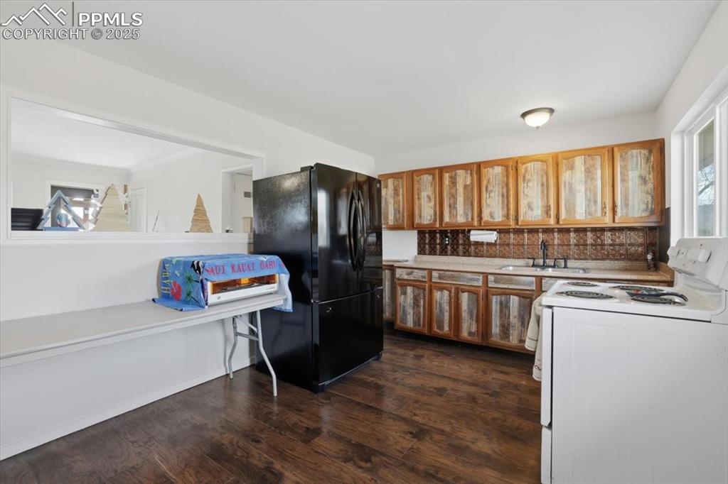 Image 9 of 24: Kitchen