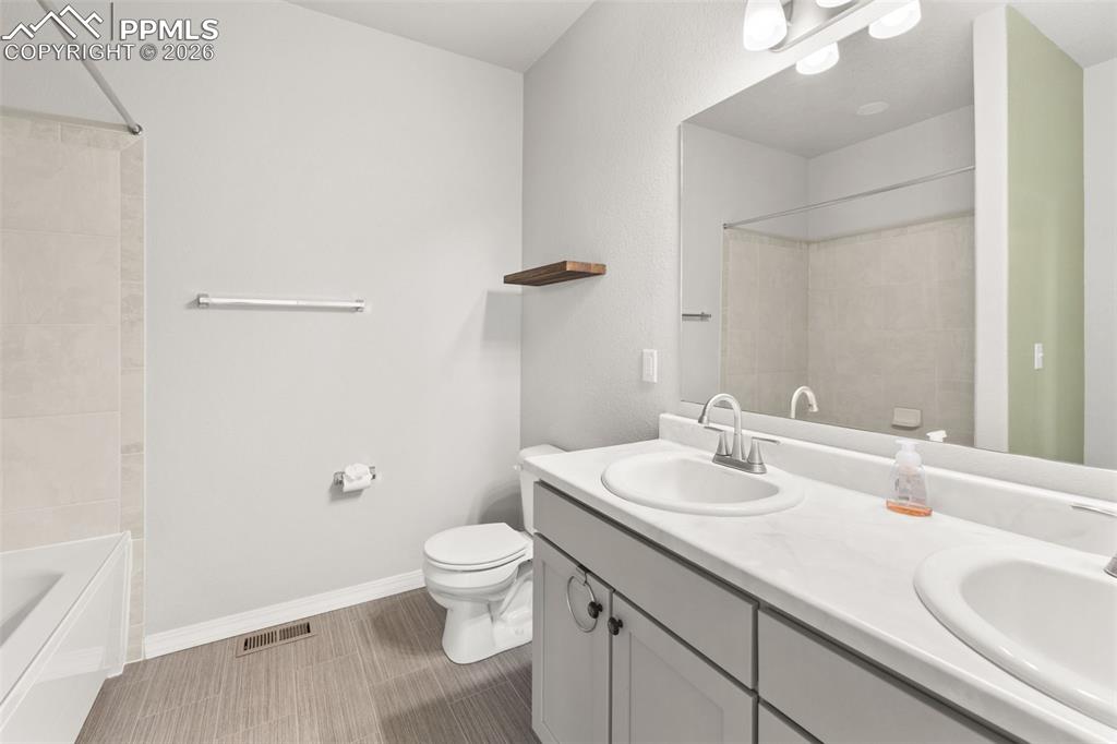 Image 17 of 48: Bathroom