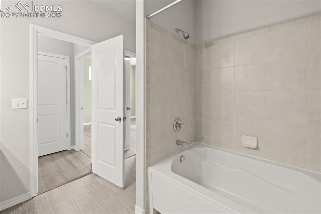 Image 18 of 48: Bathroom