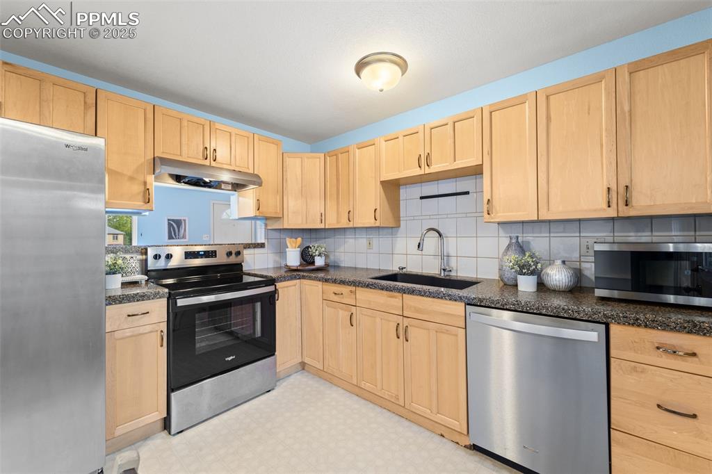 Image 10 of 30: Kitchen