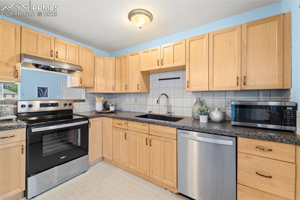 Image 11 of 30: Kitchen