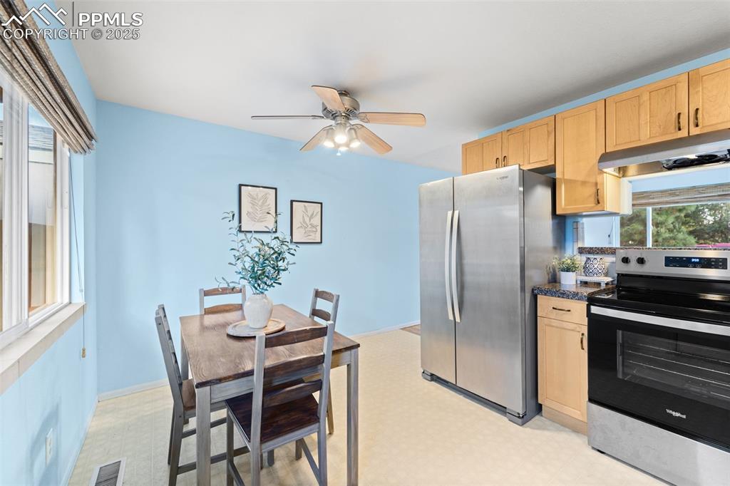 Image 12 of 30: Kitchen