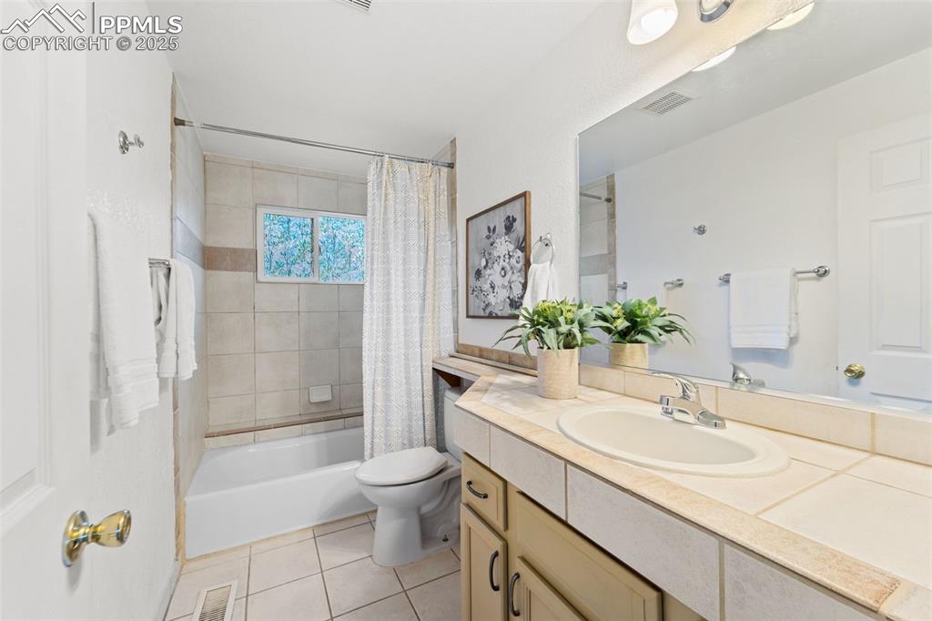 Image 13 of 30: Bathroom