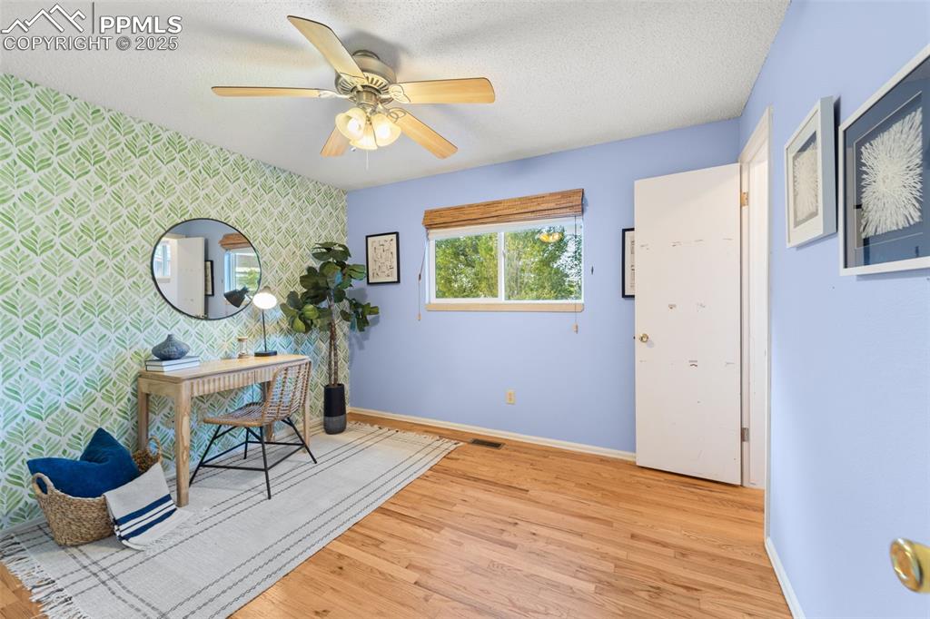 Image 16 of 30: Bedroom