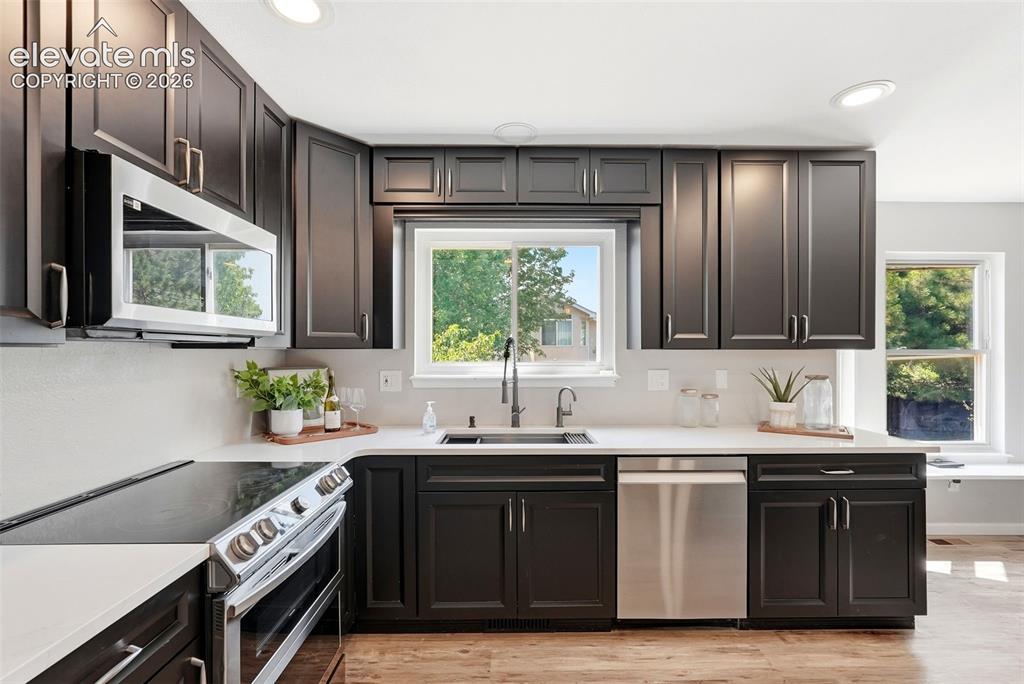 Image 12 of 50: Kitchen