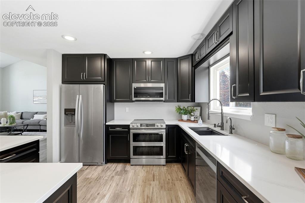 Image 13 of 50: Kitchen