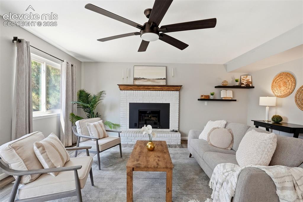 Image 19 of 50: Living Room
