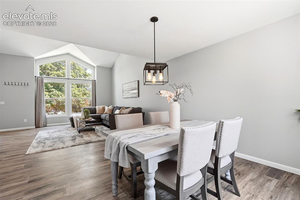 Image 8 of 50: Dining Area
