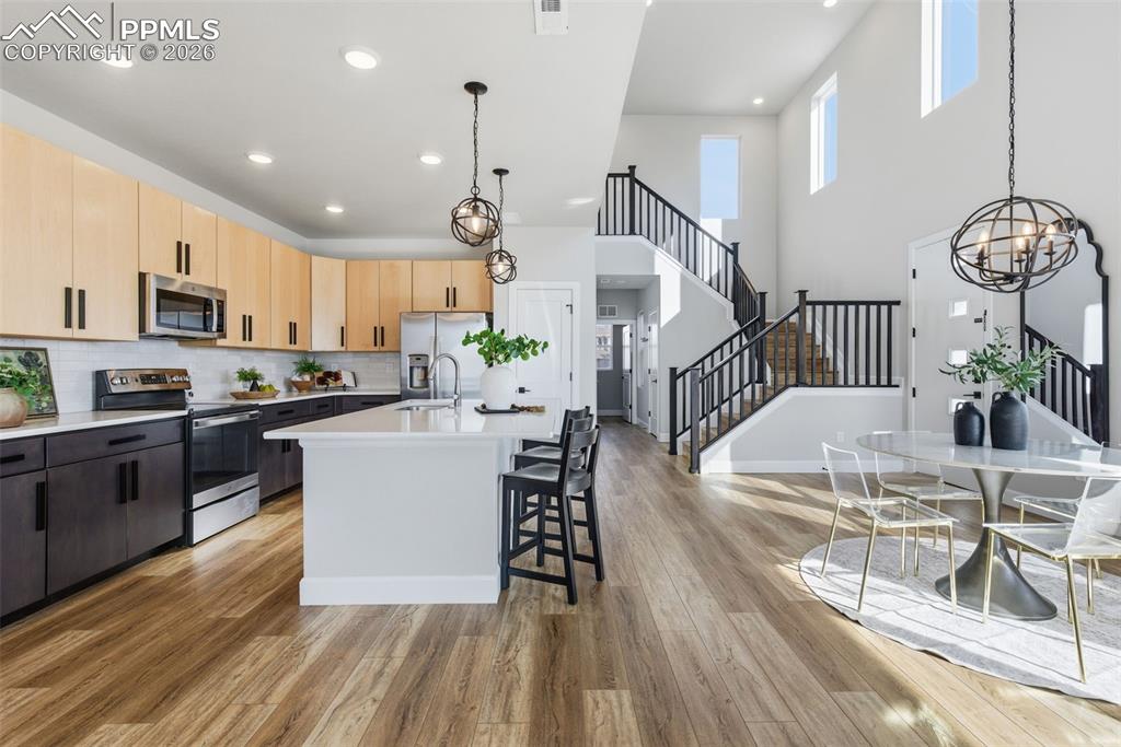 Image 10 of 47: Upgraded 2-tone cabinets in this gourmet kitchen with natural gas access if