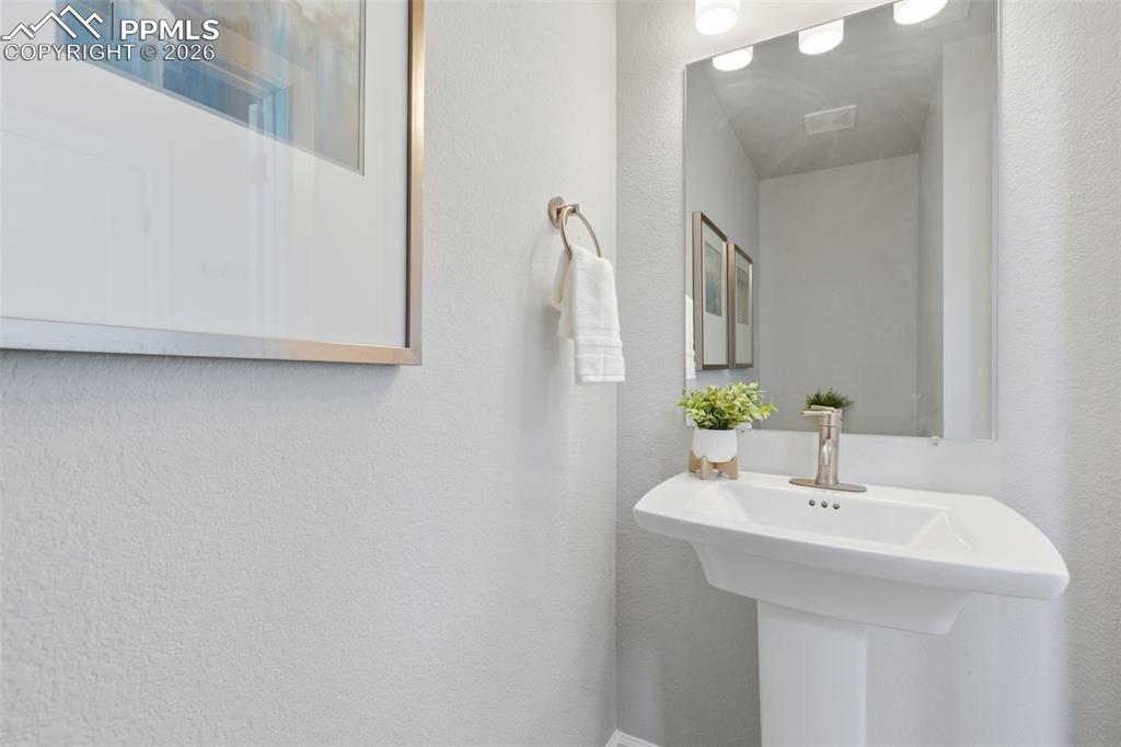 Image 18 of 47: Half bath on main level