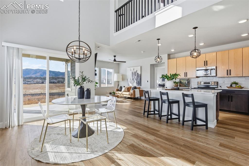 Image 6 of 47: Clean upscale great room