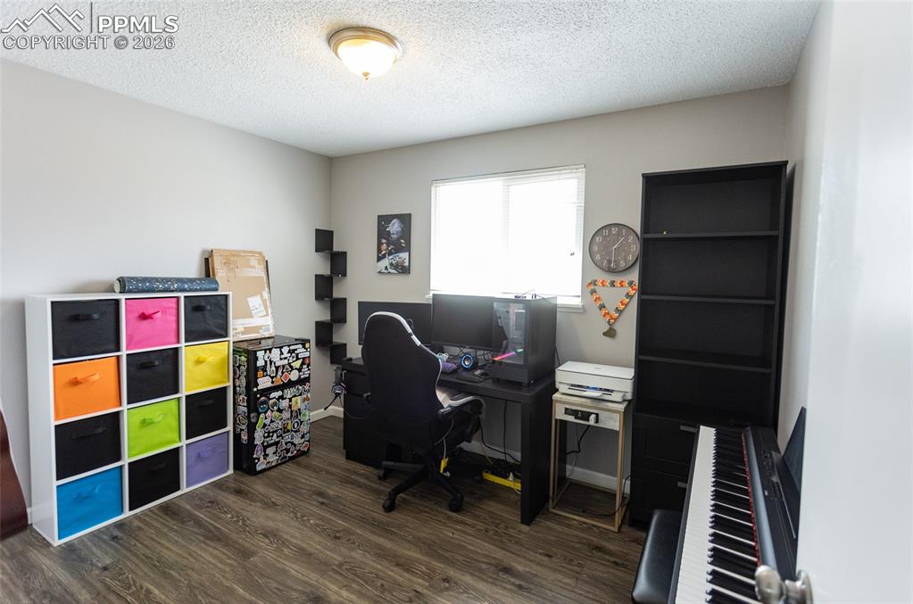 Image 14 of 23: Bedroom