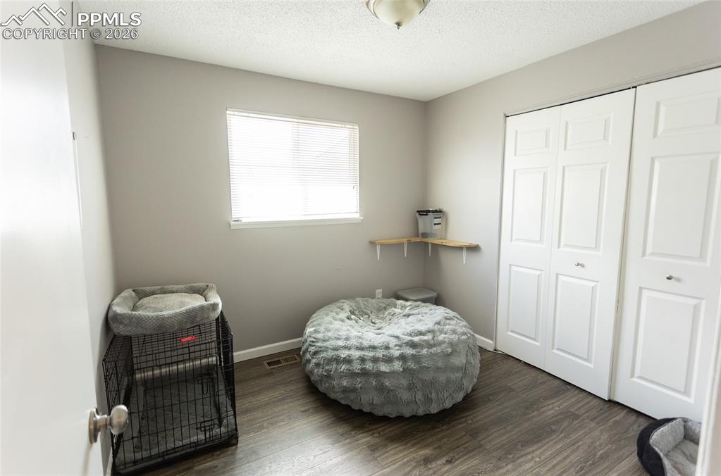 Image 16 of 23: Bedroom