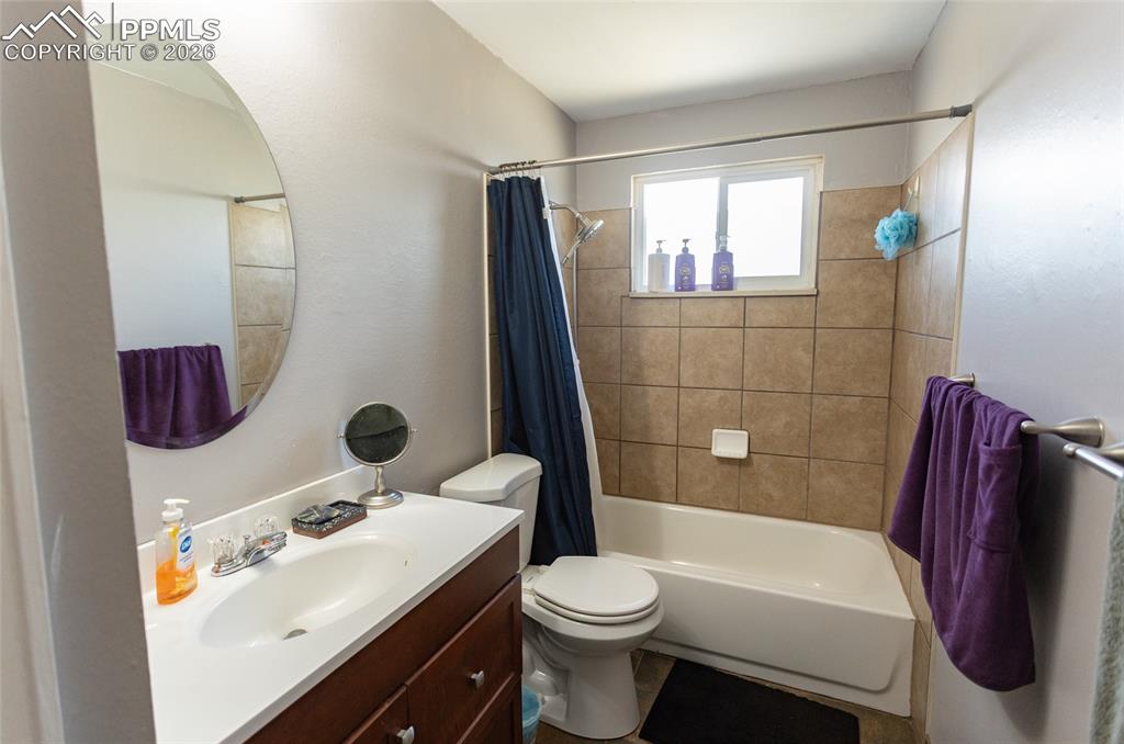 Image 17 of 23: Bathroom