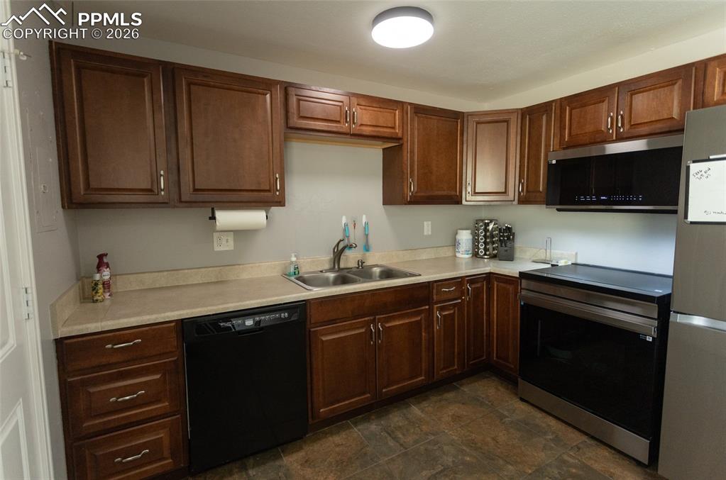 Image 7 of 23: Kitchen