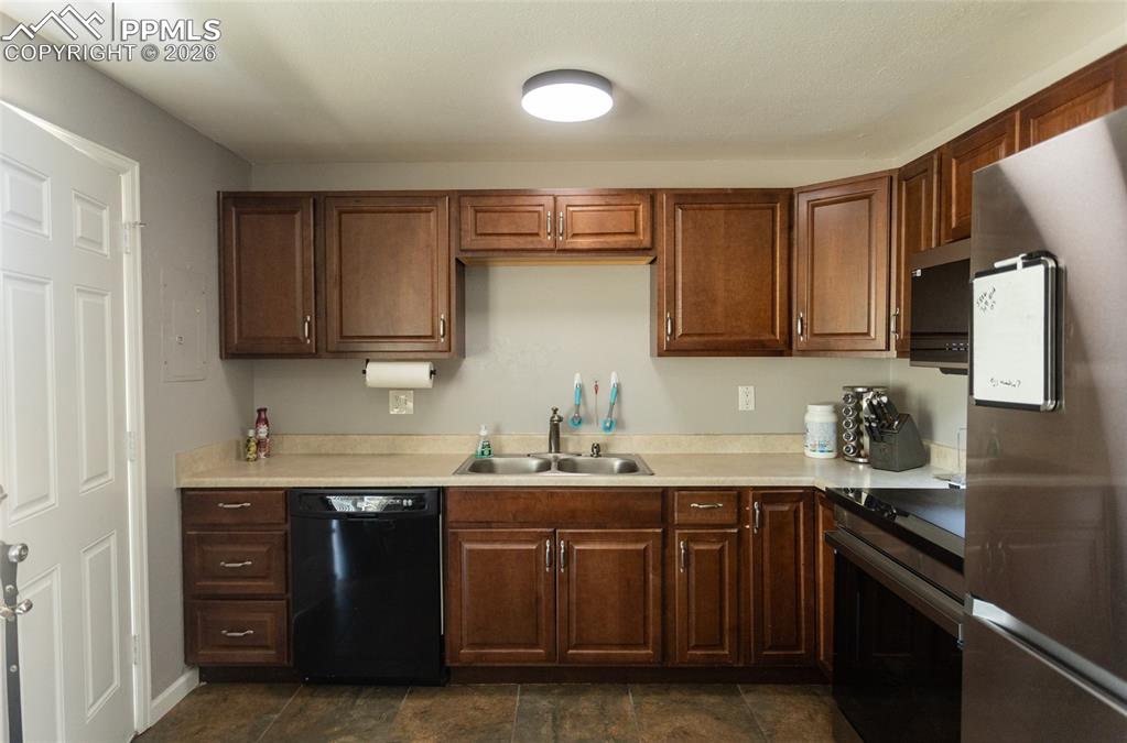 Image 8 of 23: Kitchen