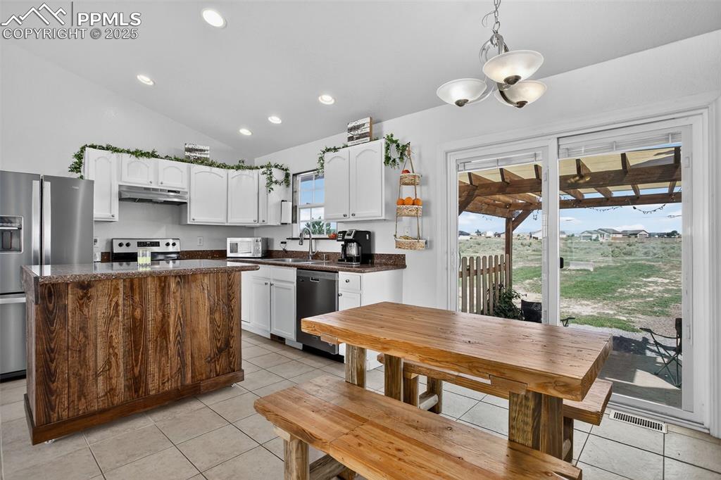Image 12 of 50: Dining Area