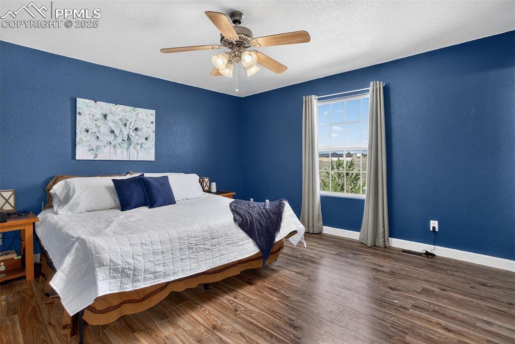 Image 19 of 50: Primary bedroom
