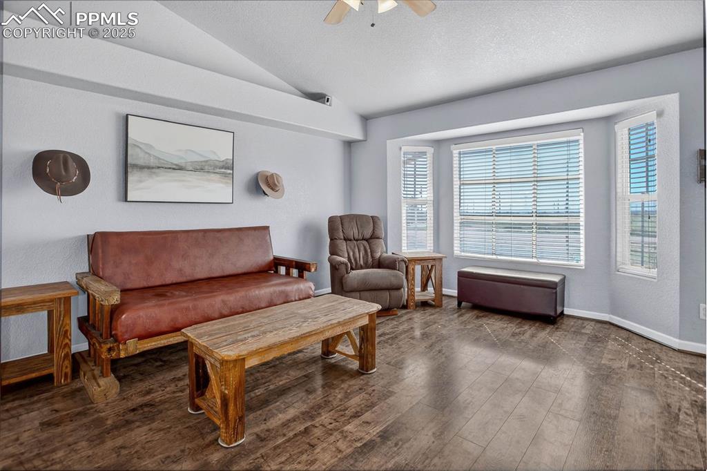 Image 8 of 50: Living Room