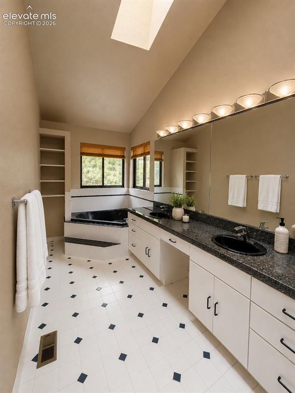 Image 10 of 20: Bathroom