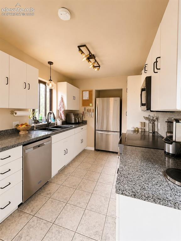 Image 14 of 20: Kitchen