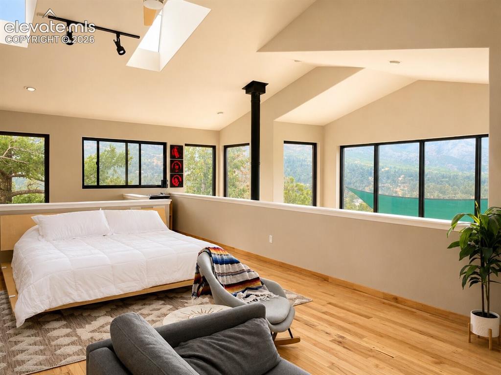 Image 3 of 20: Bedroom