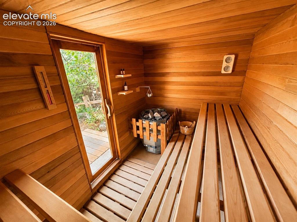 Image 5 of 20: Sauna