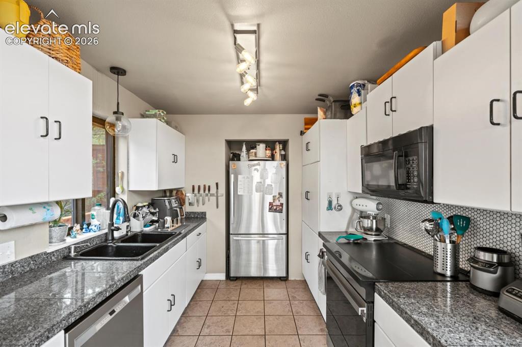 Image 9 of 20: Kitchen