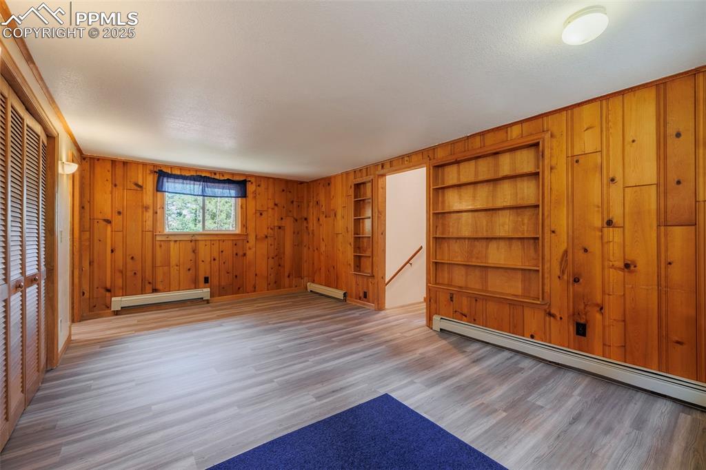 Image 6 of 32: Dining room