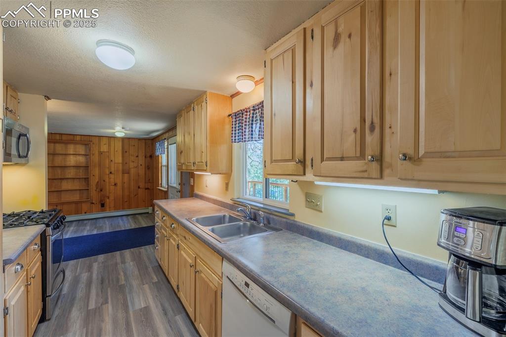 Image 8 of 32: Kitchen