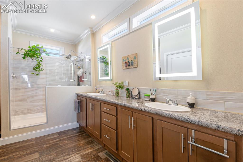 Image 14 of 34: Bathroom