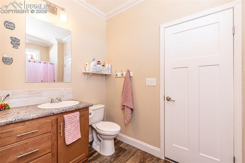 Image 19 of 34: Bathroom