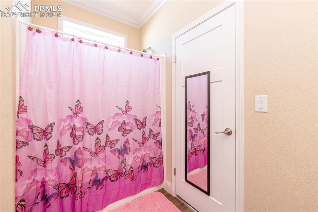 Image 20 of 34: Bathroom